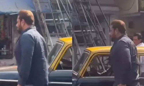 सिकंदर की शूटिंग के दौरान टैक्सी में सफर करते दिखे सलमान खान, VIDEO... सिकंदर की शूटिंग के दौरान टैक्सी में सफर करते दिखे सलमान खान, VIDEO...