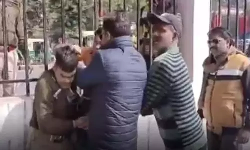 पुलिस अफसर और सिपाही सस्पेंड, मारपीट मामले में हुई कार्रवाई