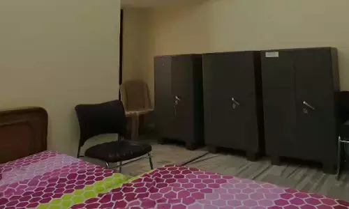 अधिकारी ने गर्ल्स हॉस्टल में फरमाया आराम, हंगामा होने पर कलेक्टर ने जारी किया नोटिस अधिकारी ने गर्ल्स हॉस्टल में फरमाया आराम, हंगामा होने पर कलेक्टर ने जारी किया नोटिस