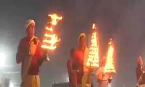 संध्या आरती के दौरान आध्यात्मिक रोशनी से जगमगा उठा Prayagraj का रामघाट संध्या आरती के दौरान आध्यात्मिक रोशनी से जगमगा उठा Prayagraj का रामघाट