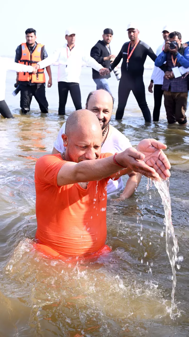 मुख्यमंत्री योगी आदित्यनाथ ने महाकुंभ में पवित्र स्नान किया
