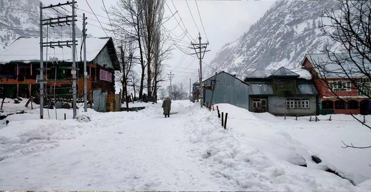 J&K: ताजा बर्फबारी के बाद घाटी में कड़ाके की ठंड