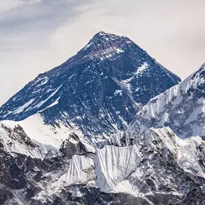 माउंट एवरेस्ट पर चढ़ाई के लिए अब देने पड़ेंगे ज्यादा पैसे, नेपाल ने बढ़ाया परमिट शुल्क