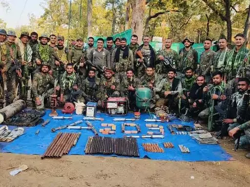 पहाड़ में नक्सलियों ने डंप किया था बारूद, 21 IED बम मिले