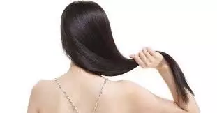 Hair Care Tips: मुलायम और चमकदार बालों के लिए आजमाएं ये घरेलू उपाय