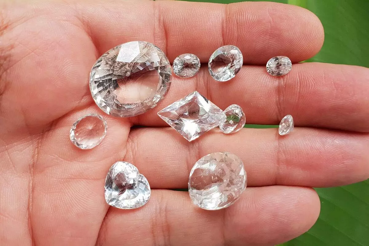 White topaz पहनने से मिलेगी करियर-कारोबार में सफलता