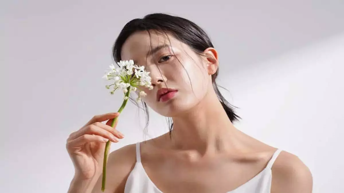 Korean Skin Care: कोरियन ग्लास स्किन पाना चाहते हैं तो अपनाएं ये उपाय, चमकने लगेगा चेहरा