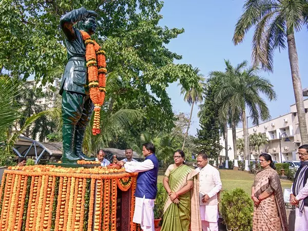 CM ने नेताजी सुभाष चंद्र बोस की जयंती पर उन्हें पुष्पांजलि अर्पित की CM ने नेताजी सुभाष चंद्र बोस की जयंती पर उन्हें पुष्पांजलि अर्पित की