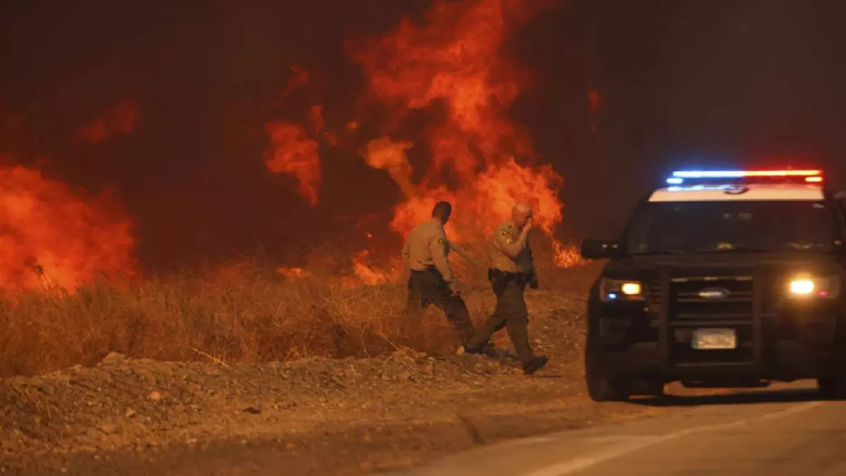 Los Angeles के उत्तर में लगी भीषण आग पर काबू पाने के लिए अग्निशमन कर्मी संघर्ष कर रहे