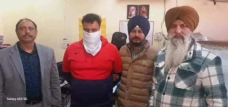 Jalandhar: पुलिसकर्मी 30,000 रुपये की रिश्वत लेते पकड़ा गया