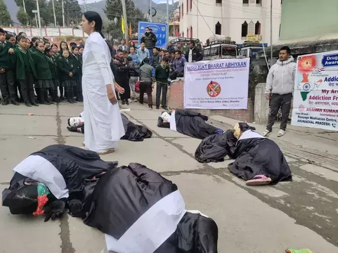 नशीली दवाओं के दुरुपयोग के प्रति जागरूकता बढ़ाने के लिए नुक्कड़ नाटक का आयोजन