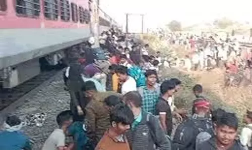 Maharashtra:  पुष्पक एक्सप्रेस में आग लगने की अफवाह, ट्रेन से कूदे यात्री  11 की मौत