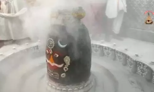 भस्म आरती के दौरान मोबाइल प्रतिबंधित, उज्जैन के महाकालेश्वर मंदिर प्रबंधक ने लिया निर्णय भस्म आरती के दौरान मोबाइल प्रतिबंधित, उज्जैन के महाकालेश्वर मंदिर प्रबंधक ने लिया निर्णय
