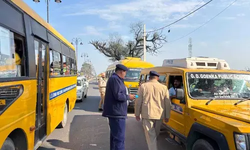 Haryana : सिरसा में ट्रैफिक पुलिस ने निजी स्कूल बसों की औचक जांच की