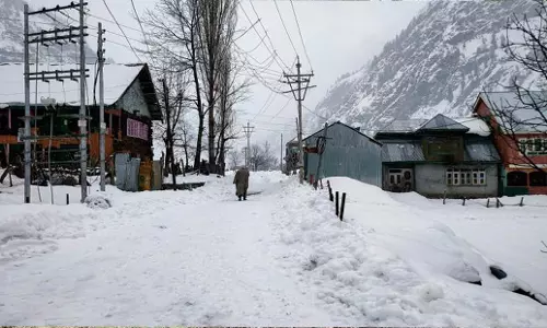 J&K: ताजा बर्फबारी के बाद घाटी में कड़ाके की ठंड