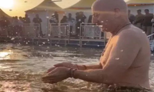 संगम में पवित्र डुबकी लगाने के बाद Anupam Kher ने कहा- मेरी आंखों से आंसू निकल आए