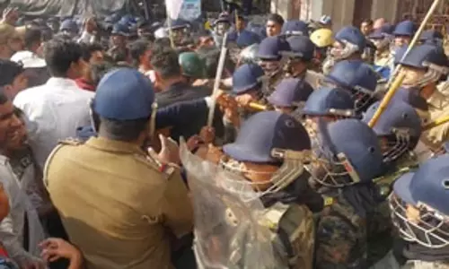 एक्सपायर्ड सैलाइन मामला : मिदनापुर में लोगों ने किया डीएम आवास का घेराव, पुलिस के साथ हुई झड़प एक्सपायर्ड सैलाइन मामला : मिदनापुर में लोगों ने किया डीएम आवास का घेराव, पुलिस के साथ हुई झड़प