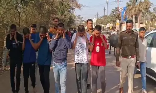 कॉलेज छात्र का अपहरण करने वाले अरेस्ट, पुलिस ने जुलूस निकाला