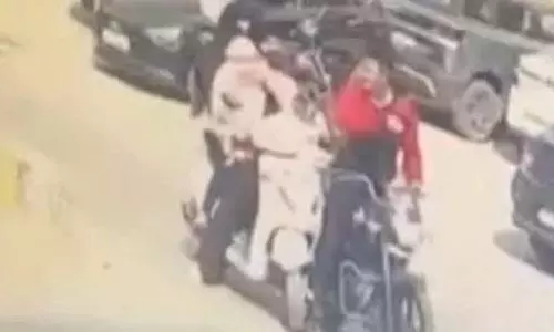 रायपुर में पुलिसकर्मी ने की युवती की पिटाई, सरेआम लात घूंसे बरसाया
