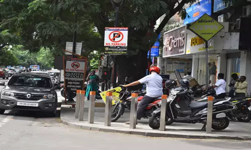 Tamil Nadu: कोयंबटूर के आरएस पुरम में फुटपाथ पार्किंग स्थल में बदल गए Tamil Nadu: कोयंबटूर के आरएस पुरम में फुटपाथ पार्किंग स्थल में बदल गए
