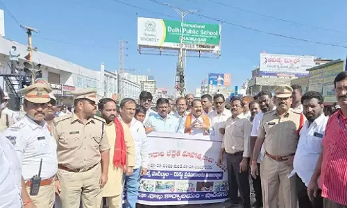 Telangana: सड़क सुरक्षा पर विशाल रैली निकाली गई Telangana: सड़क सुरक्षा पर विशाल रैली निकाली गई