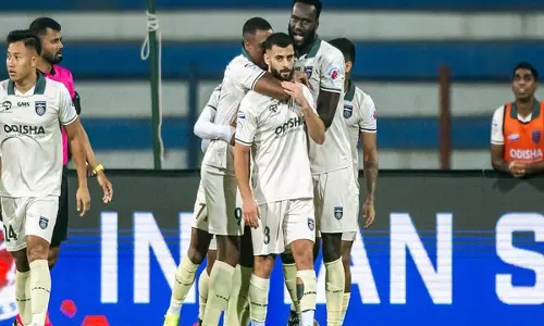 ISL: ओडिशा एफसी ने बेंगलुरू एफसी पर 3-2 से रोमांचक जीत के साथ जीत की राह पर वापसी की ISL: ओडिशा एफसी ने बेंगलुरू एफसी पर 3-2 से रोमांचक जीत के साथ जीत की राह पर वापसी की