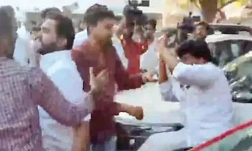 Telangana: युवा कांग्रेस समूहों के बीच हाथापाई से गांधी भवन युद्ध का मैदान बन गया Telangana: युवा कांग्रेस समूहों के बीच हाथापाई से गांधी भवन युद्ध का मैदान बन गया