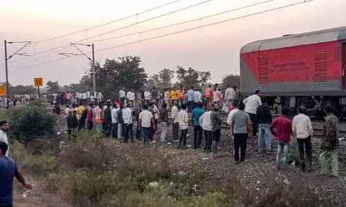 जलगांव रेल दुर्घटना में मृतकों की संख्या 13 हुई, आठ शवों की पहचान:Police जलगांव रेल दुर्घटना में मृतकों की संख्या 13 हुई, आठ शवों की पहचान:Police