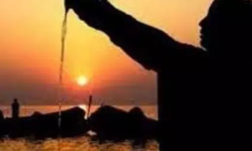 धर्म: सूर्य देव को जल चढ़ाते समय इन नियमों का करें पालन, खुलेंगे सफलता के नए रास्ते