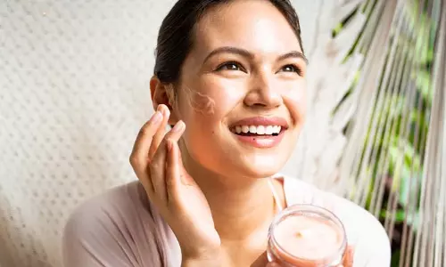 Skin Care: अपनी त्वचा को बनाएं साफ और चमकदार, जानें फेस मास्क लगाने का सही तरीका Skin Care: अपनी त्वचा को बनाएं साफ और चमकदार, जानें फेस मास्क लगाने का सही तरीका