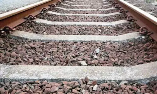 ट्रैक की वक्रता के कारण कर्नाटक एक्सप्रेस की दृश्यता और ब्रेक लगाने की दूरी प्रभावित हुई: Official
