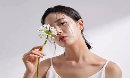 Korean Skin Care: कोरियन ग्लास स्किन पाना चाहते हैं तो अपनाएं ये उपाय, चमकने लगेगा चेहरा