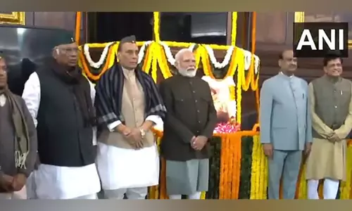 PM Modi और उनके कैबिनेट सहयोगियों ने संविधान सदन में नेताजी सुभाष चंद्र बोस को श्रद्धांजलि दी PM Modi और उनके कैबिनेट सहयोगियों ने संविधान सदन में नेताजी सुभाष चंद्र बोस को श्रद्धांजलि दी
