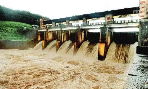 Kerala के मुख्यमंत्री ने अनुबंध विस्तार का समर्थन किया Kerala के मुख्यमंत्री ने अनुबंध विस्तार का समर्थन किया