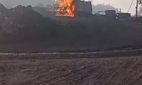 कोल साइडिंग आग से हड़कंप, ट्रेलर जलकर खाक