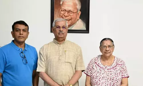 राज्यपाल आर्लेकर ने वरिष्ठ नेता VS अच्युतानंदन से उनके आवास पर मुलाकात की राज्यपाल आर्लेकर ने वरिष्ठ नेता VS अच्युतानंदन से उनके आवास पर मुलाकात की