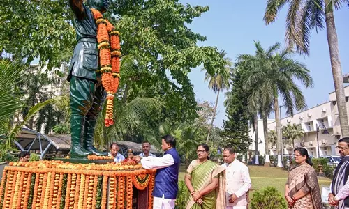 CM ने नेताजी सुभाष चंद्र बोस की जयंती पर उन्हें पुष्पांजलि अर्पित की CM ने नेताजी सुभाष चंद्र बोस की जयंती पर उन्हें पुष्पांजलि अर्पित की
