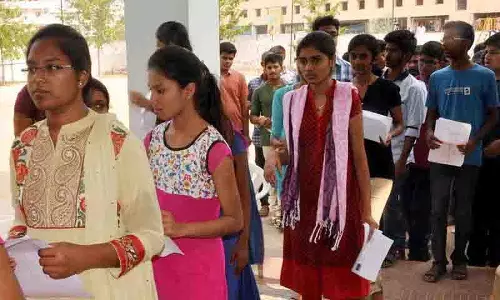 JEE Mains: छात्रों ने पेपर को मध्यम कठिन बताया JEE Mains: छात्रों ने पेपर को मध्यम कठिन बताया