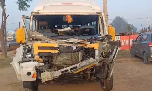 महाकुंभ के लिए निकले 7 तीर्थयात्री घायल, मिनी बस हादसे का शिकार
