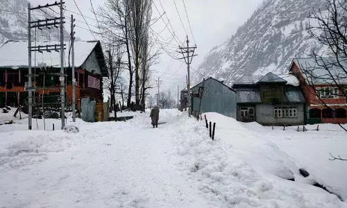 Jammu: ताजा बर्फबारी के बाद घाटी में कड़ाके की ठंड Jammu: ताजा बर्फबारी के बाद घाटी में कड़ाके की ठंड