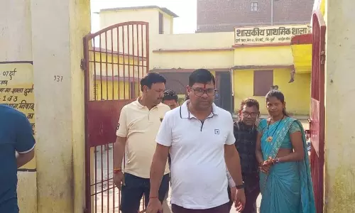 मतदान केन्द्रो का निरीक्षण करने पहुंचे आयुक्त