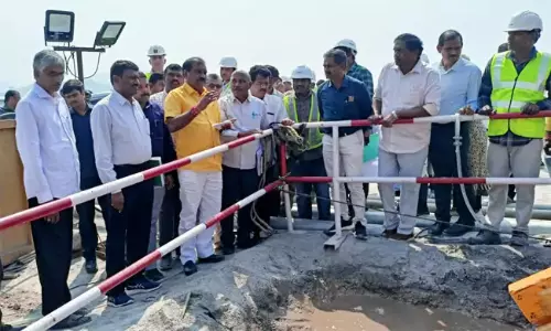 Andhra : मंत्री निम्माला ने पोलावरम कार्यों का निरीक्षण किया Andhra : मंत्री निम्माला ने पोलावरम कार्यों का निरीक्षण किया