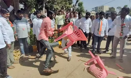 Congress: पाटनचेरु कांग्रेस पार्टी में वर्ग संघर्ष, विधायक के खिलाफ नारेबाजी Congress: पाटनचेरु कांग्रेस पार्टी में वर्ग संघर्ष, विधायक के खिलाफ नारेबाजी