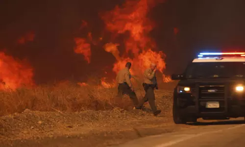 Los Angeles के उत्तर में लगी भीषण आग पर काबू पाने के लिए अग्निशमन कर्मी संघर्ष कर रहे