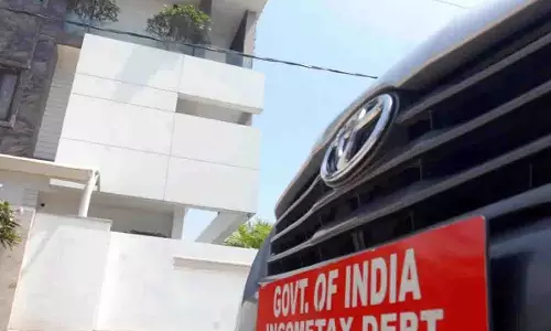 Hyderabad में प्रमुख टॉलीवुड फिल्म निर्माताओं पर आयकर छापे जारी