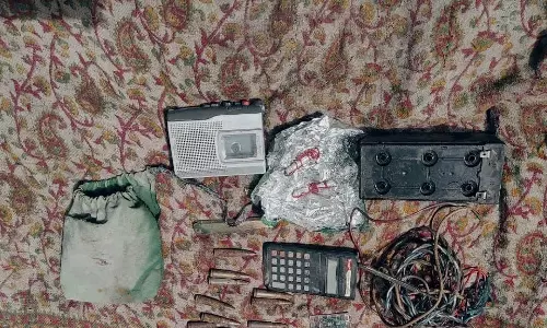 Kashmir के अवंतीपोरा में स्कूल से हथियार और गोला-बारूद बरामद