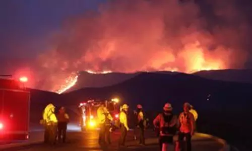 Los Angeles में लगी नई जंगल की आग ने 8,000 एकड़ से ज़्यादा क्षेत्र को जलाकर राख कर दिया