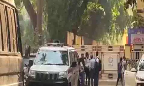 Mumbai के स्कूल को बम से उड़ाने की धमकी, जांच के लिए पुलिस और विस्फोटक जांच दल भेजा गया Mumbai के स्कूल को बम से उड़ाने की धमकी, जांच के लिए पुलिस और विस्फोटक जांच दल भेजा गया