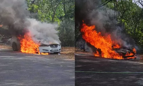 CUSAT परिसर में चलती कार में आग लग गई CUSAT परिसर में चलती कार में आग लग गई