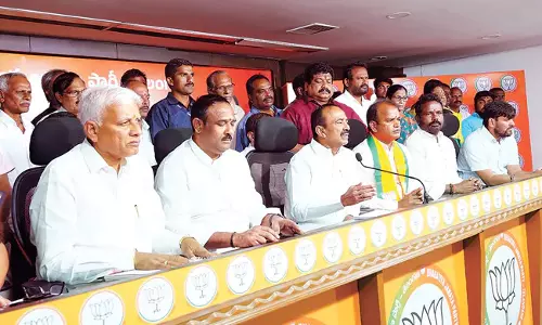 Eatala: हम भूमि हड़पने वालों से पराजित होंगे Eatala: हम भूमि हड़पने वालों से पराजित होंगे
